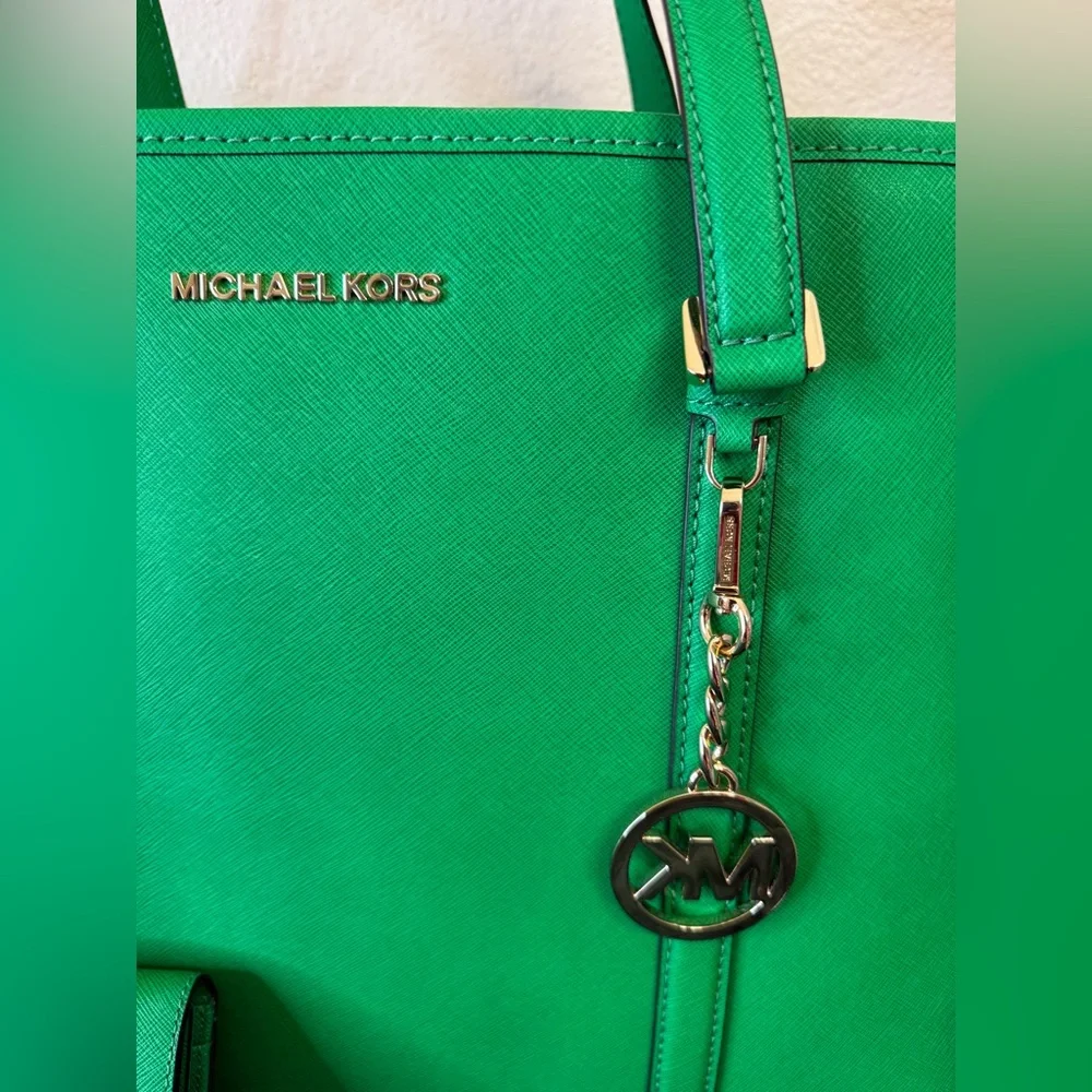 BARELY USED ….. MICHAEL KORS JET SET TOTE BAG w/WALLET & DUST BAG - Picture 4 of 10